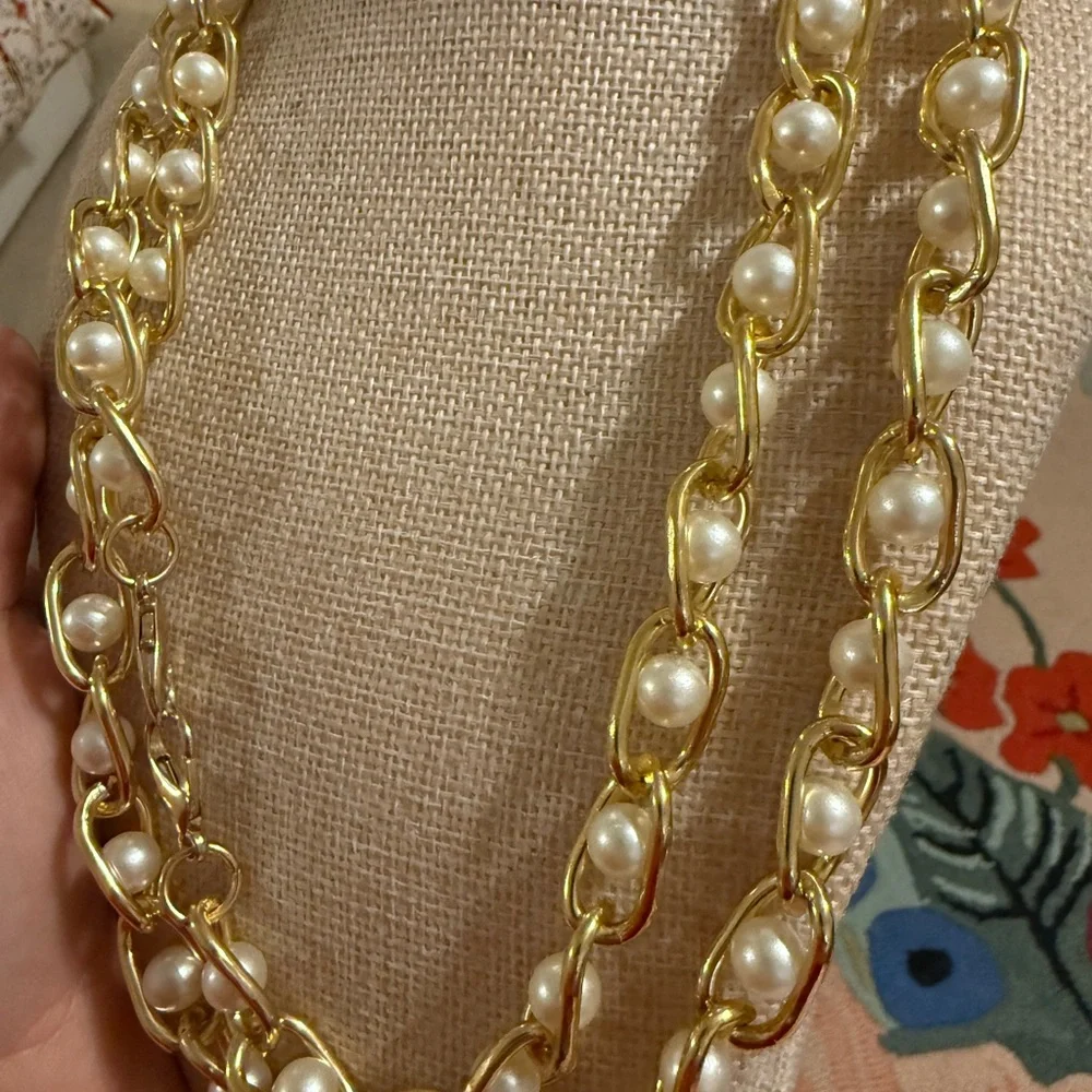 Elegant‎ Gold and Pearl Necklace